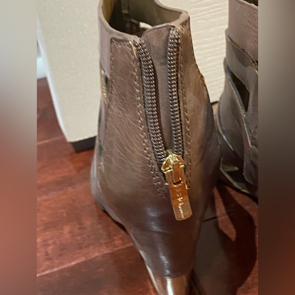 BCBG generation brown gladiator Sandals hidden 4” heel size 8.5 - Picture 9 of 11